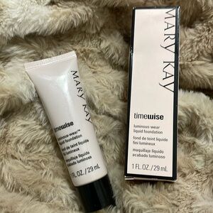 Mary Kay
TimeWise 
Luminous-Wear
Liquid Foundation 
Bronze 6
1 Fl. Oz.